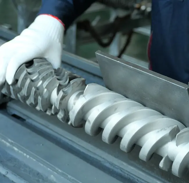 Nima uchun ekstruderda qora chiziqlar qayta-qayta paydo bo'ladi? Ushbu maqola sizga barrel yoki vint bilan bog'liq muammolardan kelib chiqqanligini tezda qanday aniqlashni o'rgatadi.